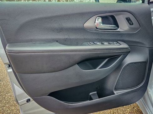 New 2026 Chrysler Pacifica Select image 9