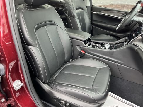 Used 2023 Jeep Grand Cherokee 4WD 4xe w/ Luxury Tech Group II image 3