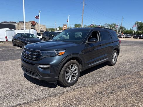 Used 2023 Ford Explorer XLT w/ Equipment Group 202A image 3