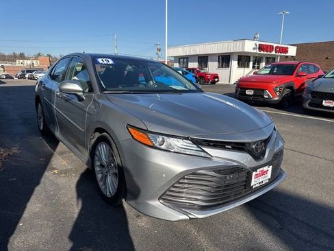 Used 2019 Toyota Camry XLE image 3