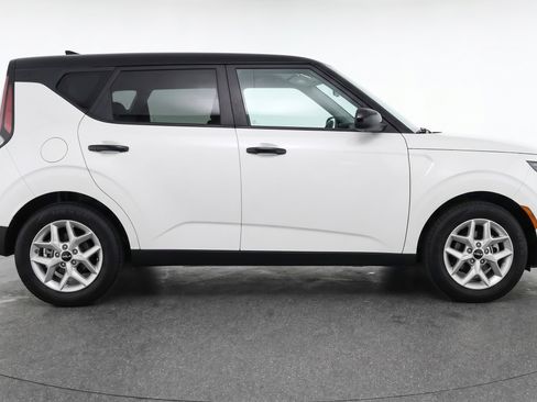 Used 2025 Kia Soul LX w/ LX Technology Package FWD image 11