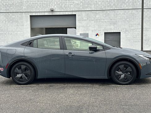 Certified 2024 Toyota Prius Prime SE image 3
