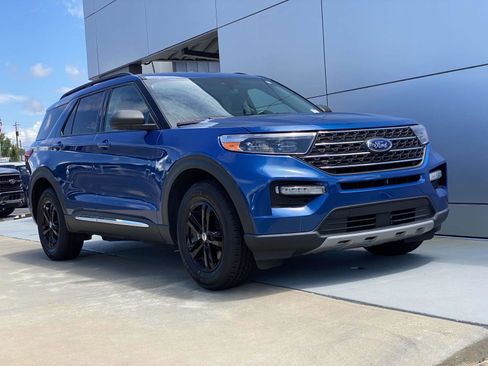 Used 2022 Ford Explorer XLT w/ Equipment Group 202A image 2