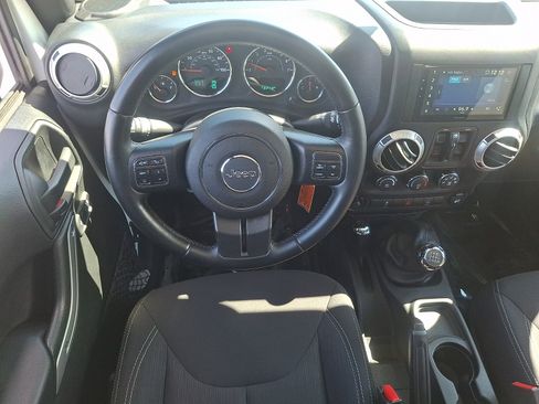 Used 2017 Jeep Wrangler Unlimited Sahara w/ Connectivity Group AWD/4WD image 11