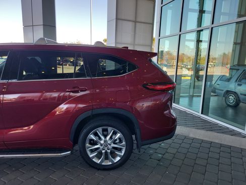 Used 2023 Toyota Highlander Limited image 4