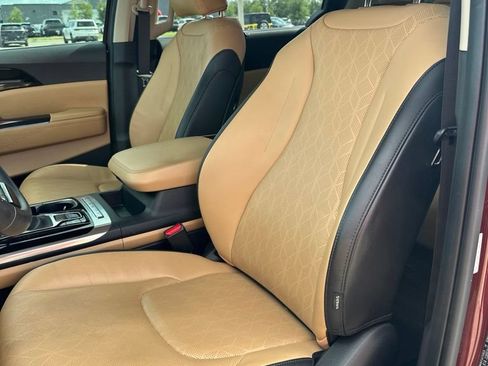 Used 2023 Kia Carnival EX FWD image 18