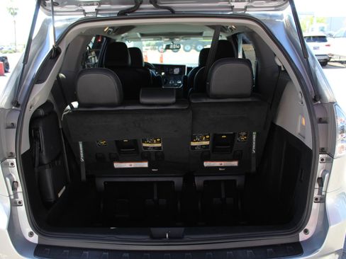 Used 2017 Toyota Sienna SE w/ SE Preferred Package image 8