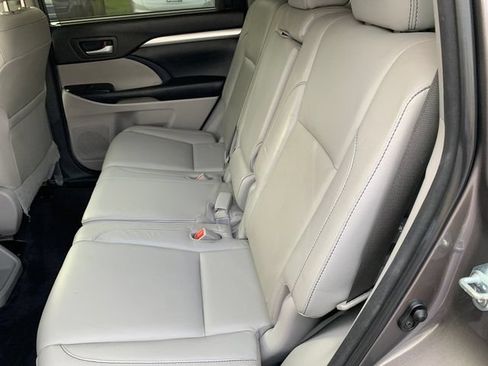 Used 2016 Toyota Highlander XLE FWD image 18