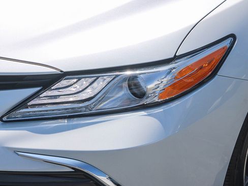 Used 2022 Toyota Camry XLE FWD image 5