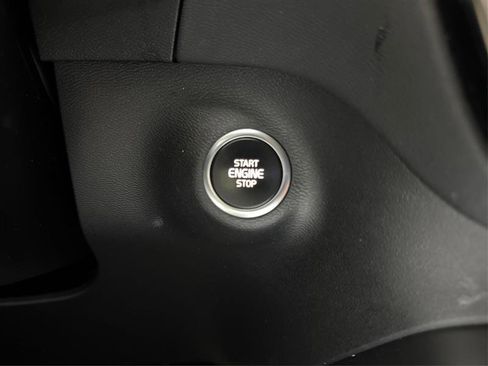 Used 2022 Volvo XC40 T5 Momentum image 28