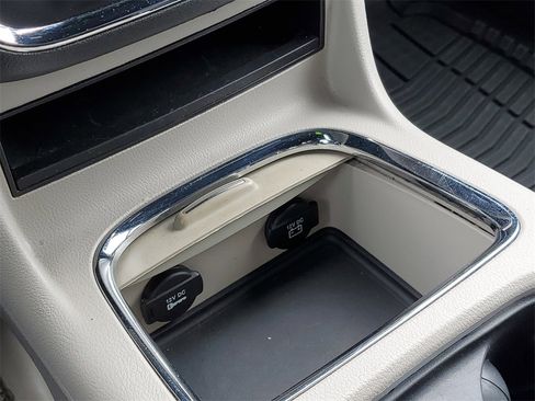 Used 2017 Dodge Grand Caravan SXT image 16