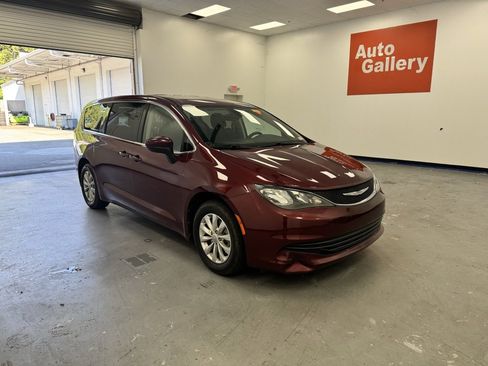 Used 2017 Chrysler Pacifica Touring w/ Tire & Wheel Group image 1