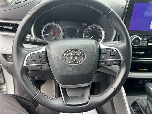 Used 2023 Toyota Highlander XLE AWD/4WD image 18