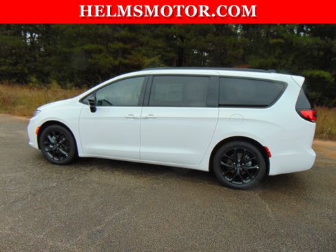 New 2026 Chrysler Pacifica Select w/ S Appearance Package image 3