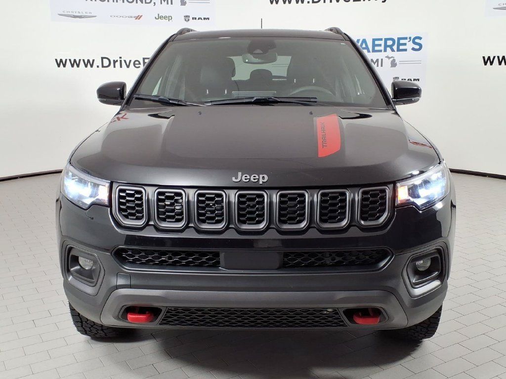Used 2025 Jeep Compass Trailhawk w/ Sun & Sound Group AWD/4WD image 2
