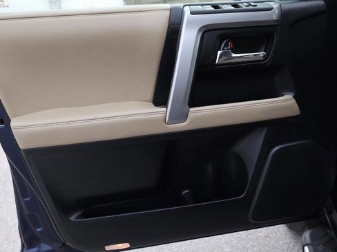 Used 2015 Toyota 4Runner SR5 w/ Convenience Package image 12