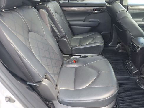 Used 2024 Toyota Highlander Platinum AWD/4WD image 18