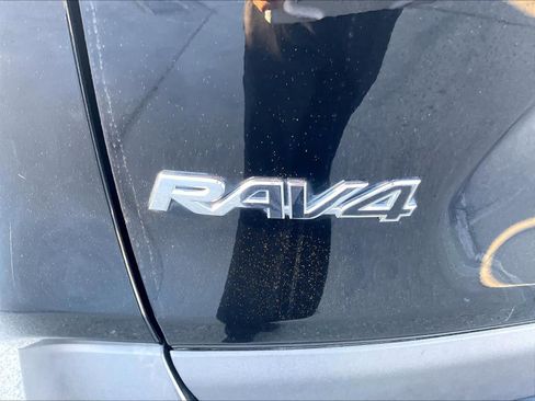 Used 2021 Toyota RAV4 XLE w/ Convenience Package image 11