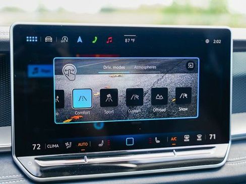 Used 2025 Volkswagen Tiguan SE w/ Panoramic Sunroof Package image 18