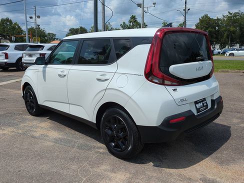 Certified 2022 Kia Soul LX w/ Technology Package FWD image 7