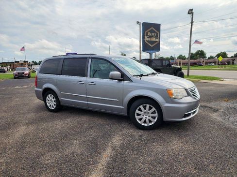 Used 2014 Chrysler Town & Country Touring FWD image 2