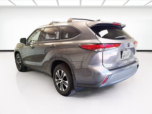 Used 2022 Toyota Highlander XLE AWD/4WD image 6