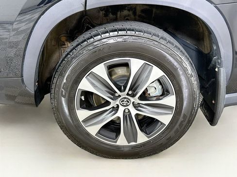 Used 2021 Toyota Highlander XLE AWD/4WD image 24