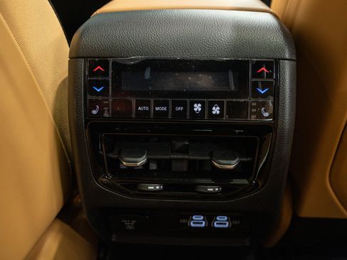Used 2023 Jeep Grand Cherokee Summit AWD/4WD image 33
