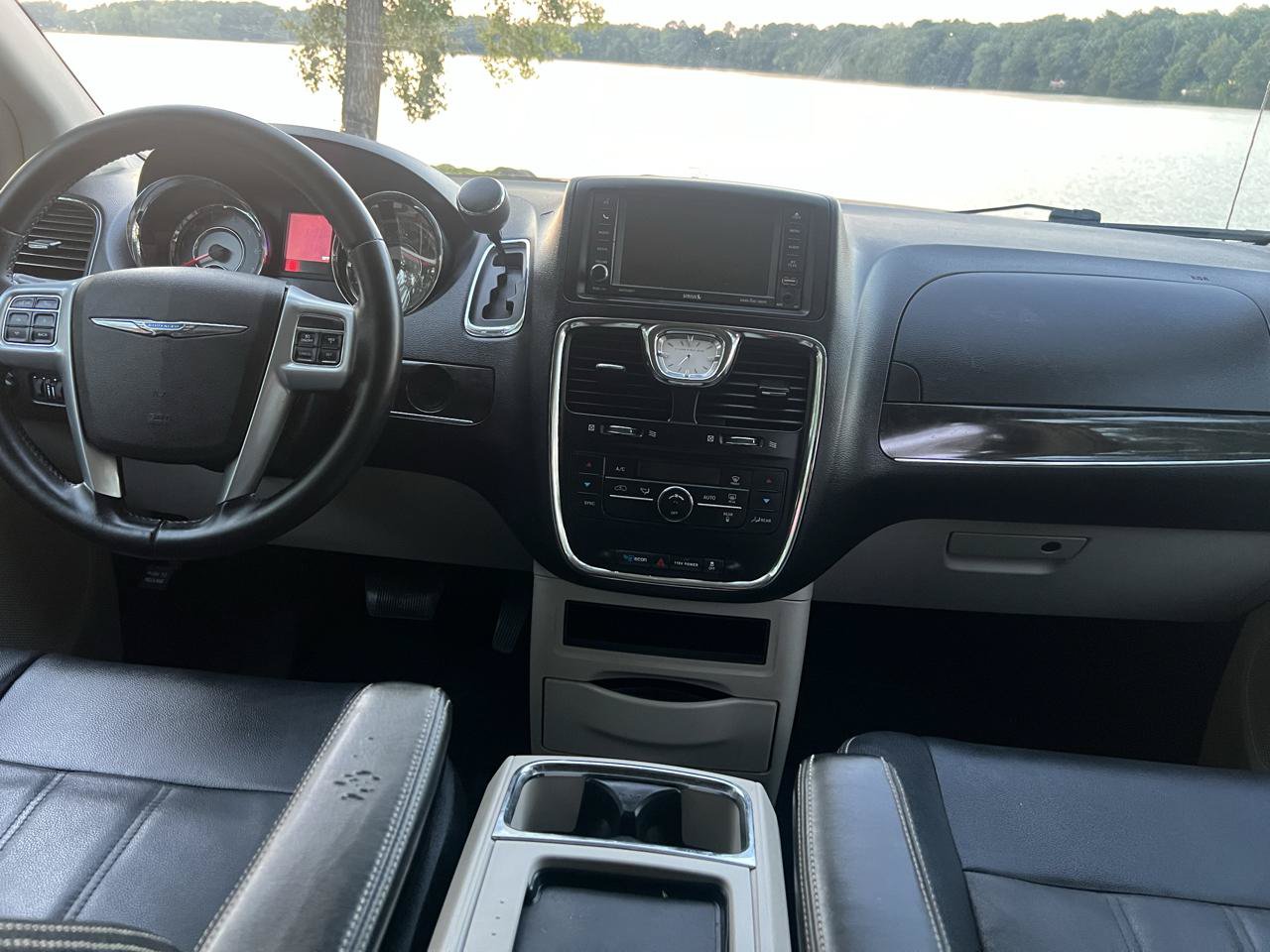 Used 2013 Chrysler Town & Country Touring FWD image 29