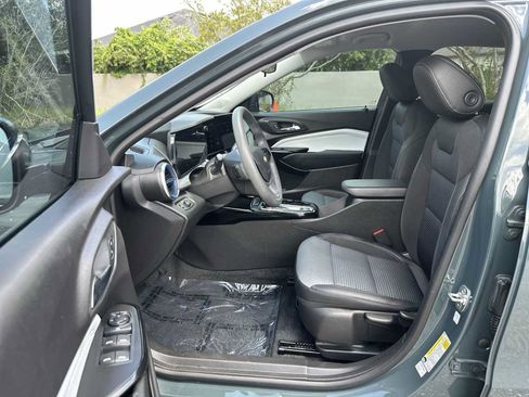 Certified 2025 Chevrolet Trax LT FWD image 2