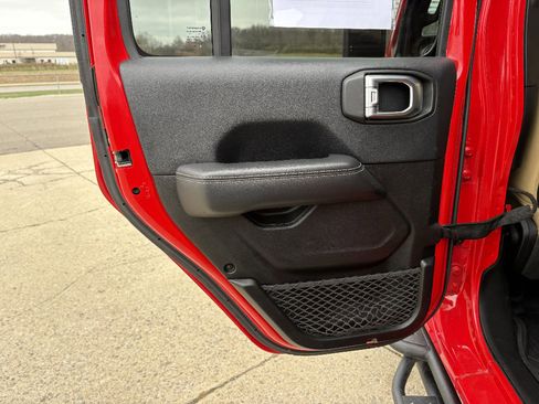 Used 2018 Jeep Wrangler Unlimited Rubicon image 16