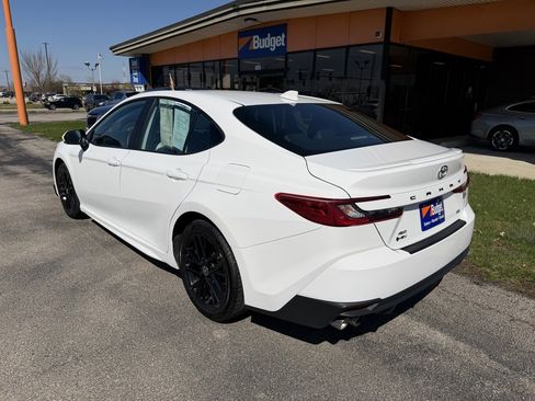 Used 2025 Toyota Camry SE image 3