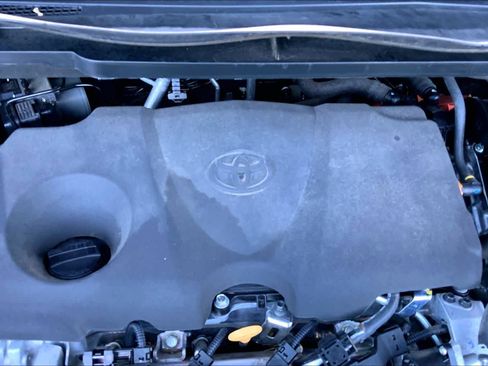 Used 2023 Toyota Sienna XLE image 31