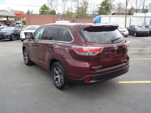 Used 2016 Toyota Highlander XLE AWD/4WD image 3