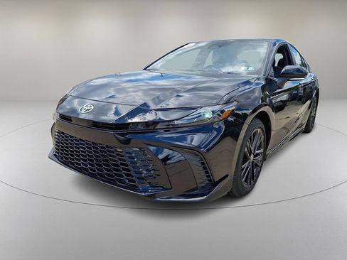 Used 2025 Toyota Camry SE FWD image 4