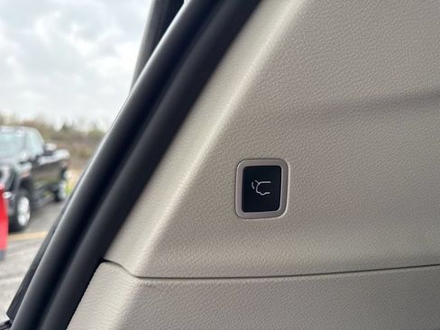 Used 2024 Chrysler Voyager LX FWD image 9