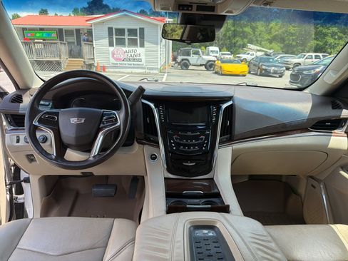 Used 2017 Cadillac Escalade ESV Premium Luxury AWD/4WD image 10