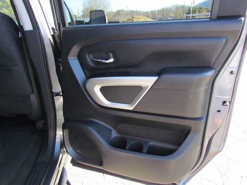 Used 2017 Nissan Titan SV image 15