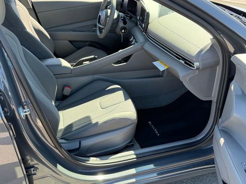 Used 2025 Hyundai Elantra SE FWD image 23