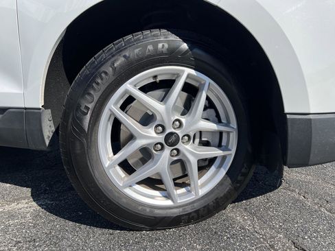 Used 2023 Ford Edge SEL image 2