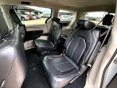 Used 2023 Chrysler Pacifica Touring-L image 20