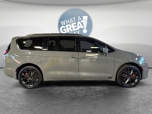 Used 2022 Chrysler Pacifica Touring-L w/ Uconnect Theater Family Group image 2
