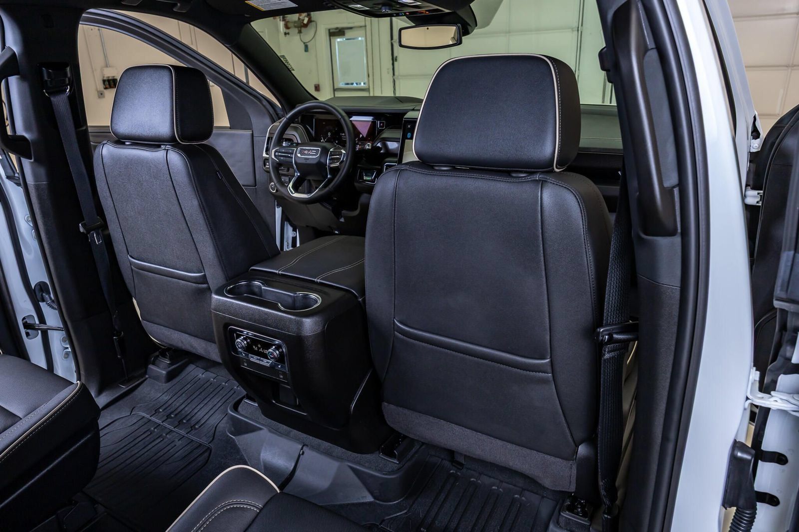 Used 2025 GMC Yukon Elevation w/ LPO, Elevation Black Package AWD/4WD image 31