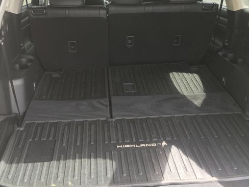 Used 2020 Toyota Highlander XLE AWD/4WD image 6
