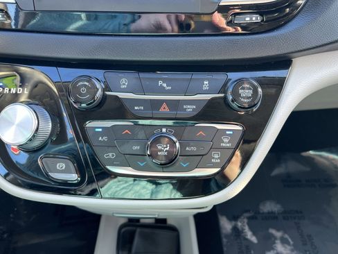 Used 2019 Chrysler Pacifica Touring-L image 20