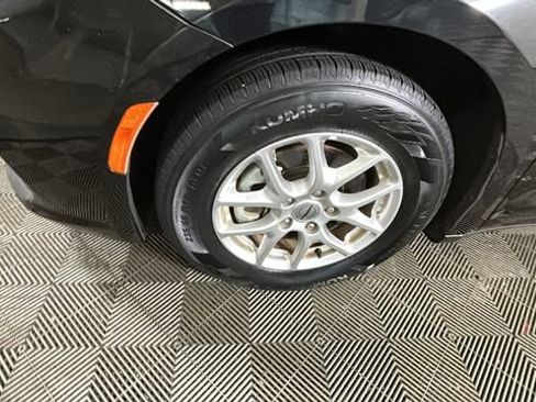 Used 2024 Chrysler Pacifica Touring-L FWD image 9