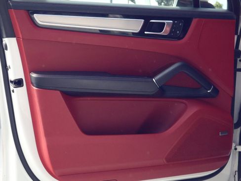 Certified 2023 Porsche Cayenne Platinum Edition image 13