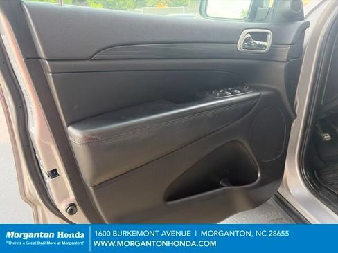 Used 2019 Jeep Grand Cherokee Laredo w/ Laredo X Package AWD/4WD image 12