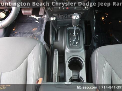 Used 2017 Jeep Wrangler Unlimited Rubicon w/ Connectivity Group image 13