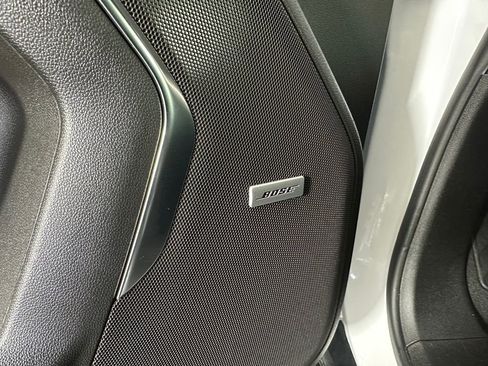 Used 2024 GMC Yukon SLT w/ SLT Luxury Package image 27